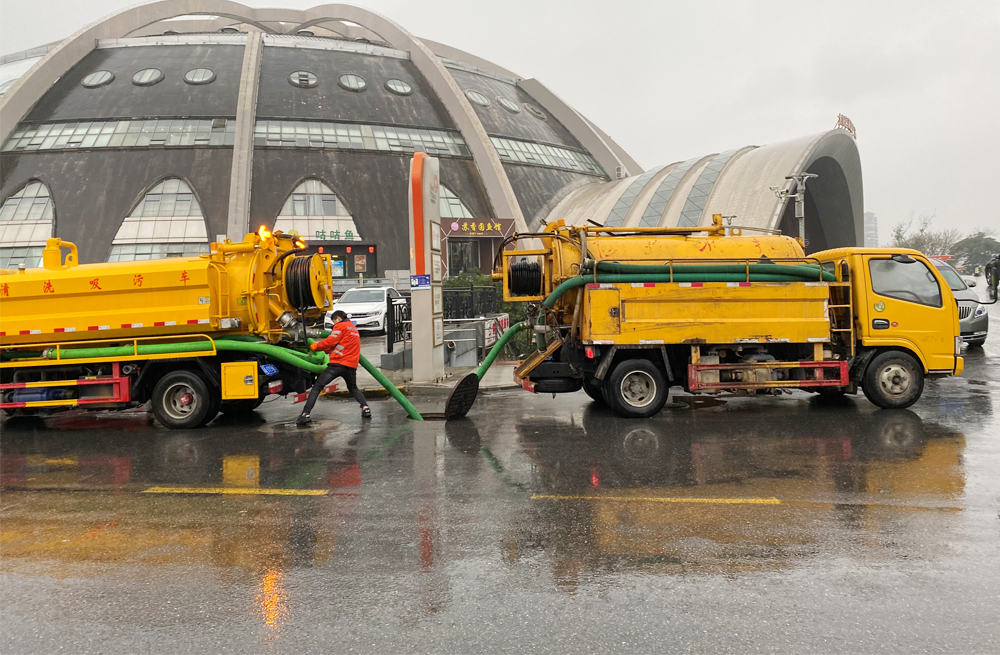 271兴隆商场管道清淤